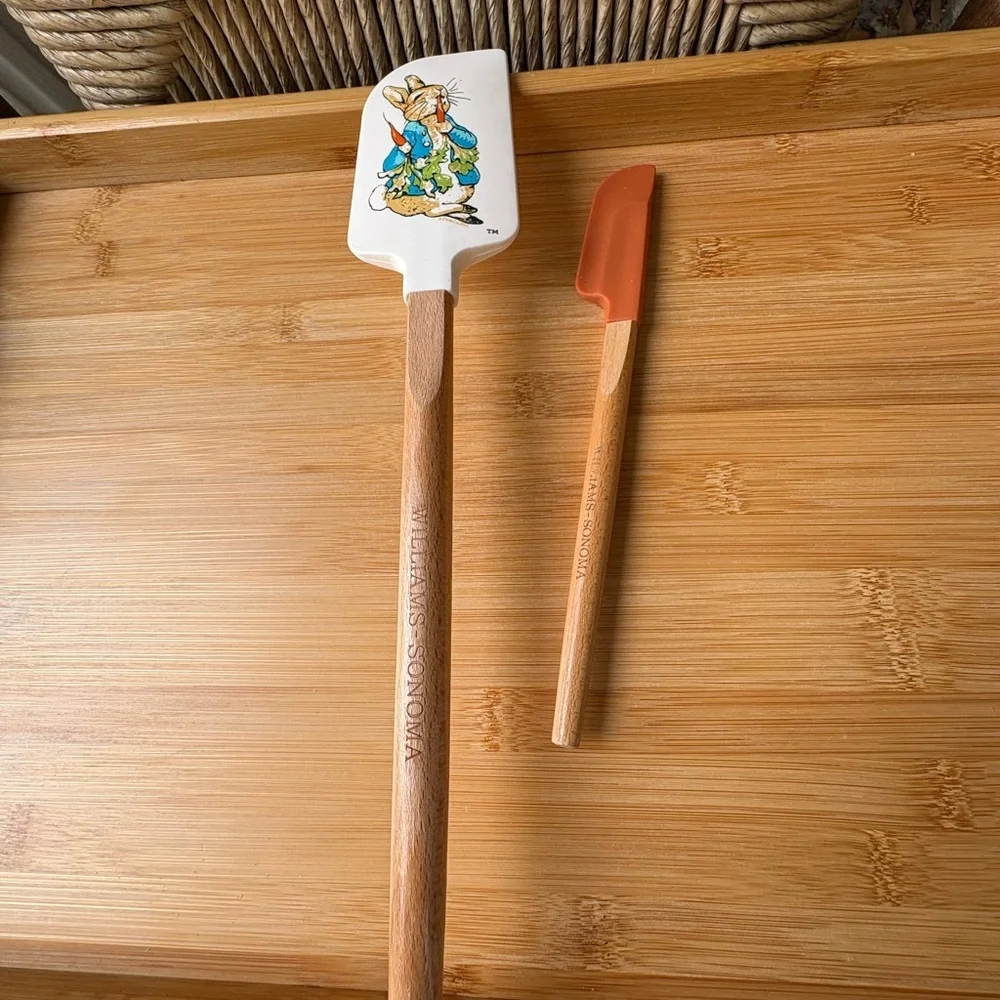 Williams Sonoma Bunny-Graphic White spatula and Orange small Spatula Set. (2)